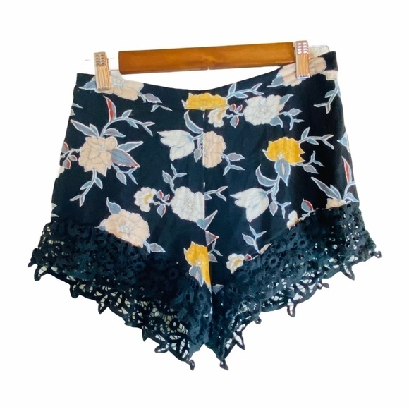 Kendall & Kylie Black Floral/ Lace Shorts Sz: S - Picture 1 of 4